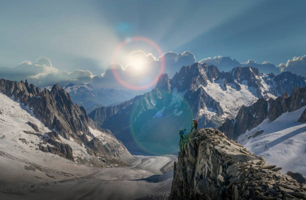 пара альпинистов, достигающих вершины горы - courmayeur european alps mont blanc mountain стоковые фото и изображения