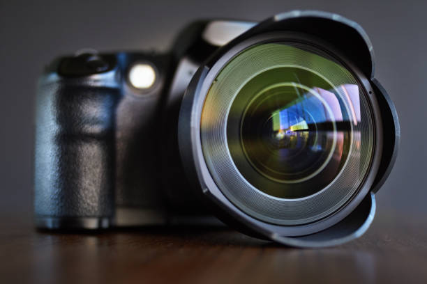 einzelnobjektiv reflex professionelle digitalkamera auf holztisch und dunklem hintergrund - fish eye lens lens wide angle lens photography themes stock-fotos und bilder