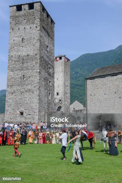 Personaggi Medievali Sul Castello Di Castelgrande A Bellinzona In Svizzera - Fotografie stock e altre immagini di Abbigliamento
