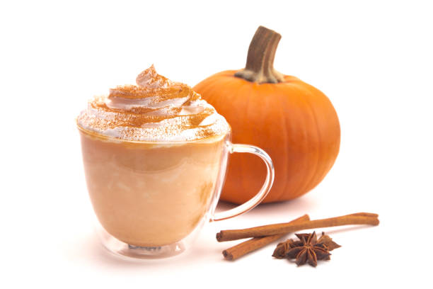 latte z przyprawami dyni na białym tle - pumpkin latté coffee spice zdjęcia i obrazy z banku zdjęć