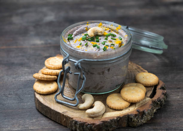 molho de caju, queijo vegan cru de porcas com fermento nutritivo. lactose. estilo rústico. conceito de comida saudável ou dieta. - healthy eating close up lemon nut - fotografias e filmes do acervo