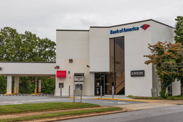 Bank of American building Hickory, NC, USA-10/14/18: Local Bank of America office, with drive-through, in downtown. bank-of-america stock pictures, royalty-free photos & images