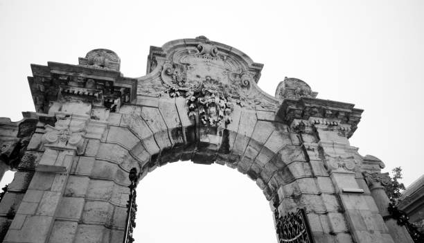 la puerta al buda castle - budapest - hungría - fort budapest medieval royal palace of buda fotografías e imágenes de stock