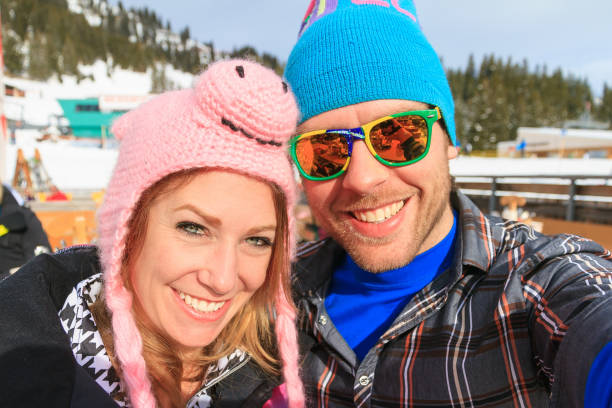 férias de inverno do retrato do sol - apres ski couple love winter - fotografias e filmes do acervo