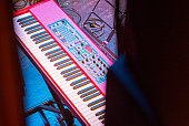 rote-elektronischen-synthesizer-klavier-tastatur-brechen-auf-swing-festival.jpg?b=1&s=170x170&k=20&c=999tfchJrH8Xdlmy09IWizhL1H6Z1r_xCluYQi0FvnQ=