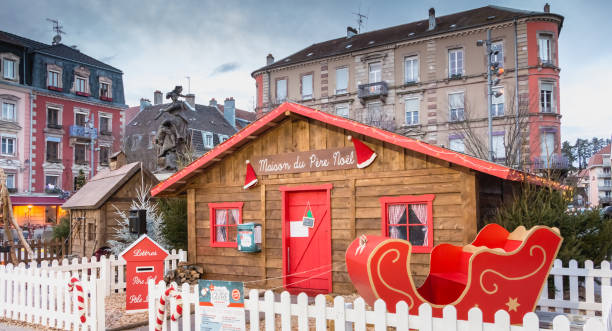 サンタ クロース クリスマス マーケットの有名な木製キャビン - city of nice night france snow ストックフォトと画像