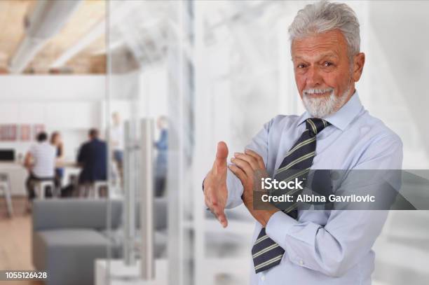 Senior Businessmann Öffnen Hand Bereit Einen Deal Verlängerung Für A Handschlag Besiegeln Businesserfolgkonzept Stockfoto und mehr Bilder von Alter Erwachsener