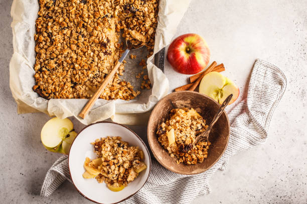 automne avoine crumble tarte aux pommes, vue de dessus. - pie fruit cobbler sweet food photos et images de collection