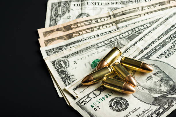 balas de pistola 9mm y dólares americanos. - gun currency crime mafia fotografías e imágenes de stock