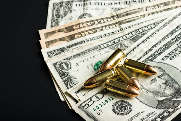 balas de pistola 9 milímetros e dólares americanos. - currency crime gun conflict - fotografias e filmes do acervo