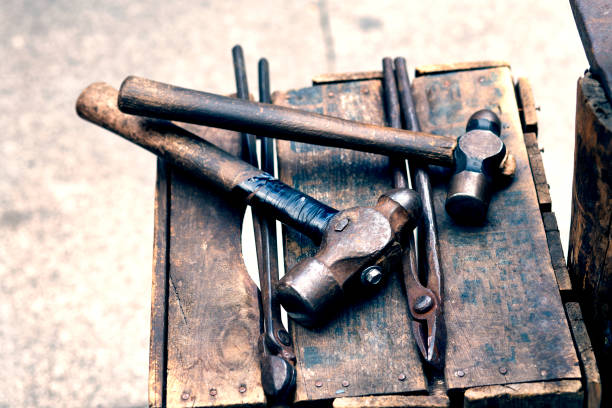 martillos de herrería antigua y pinzas para trabajar el acero - herramientas de herrero fotografías e imágenes de stock