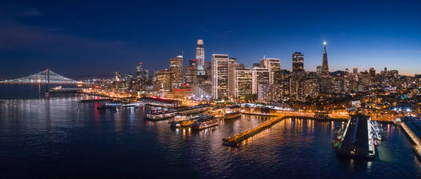 vista aérea de san francisco skyline con luces de la ciudad de vacaciones - san francisco county skyline panoramic night fotografías e imágenes de stock