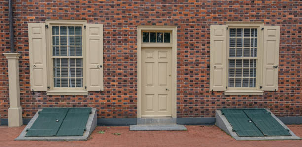 historic carpenter's hall in philadelphia - door symmetry wood closed imagens e fotografias de stock