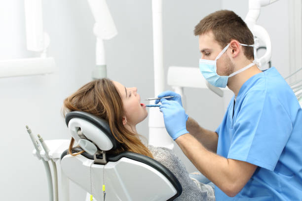 dentista che lavora con un paziente - dental treatment foto e immagini stock