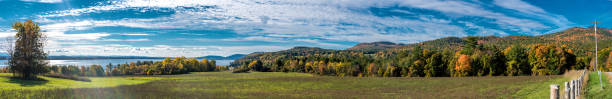 vue panoramique d’une scène d’automne - adirondack chair photos et images de collection