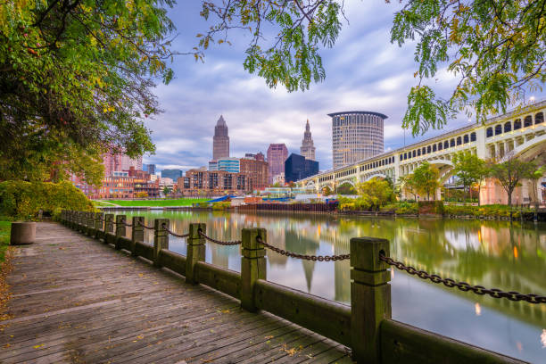 skyline del centro di cleveland, ohio, usa - riverwalk foto e immagini stock