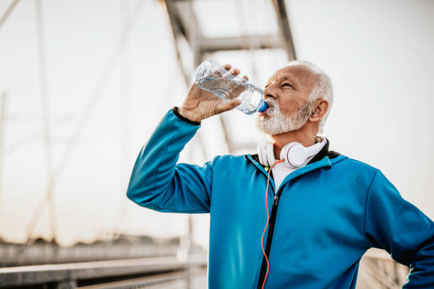 питьевая вода после пробежки - drinking water drink men стоковые фото и изображения