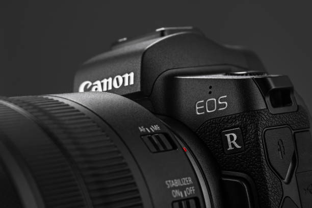 黒の背景にキヤノンのレンズをキヤノン eos r ミラーレス デジタル カメラ - camera dslr canon lens ストックフォトと画像