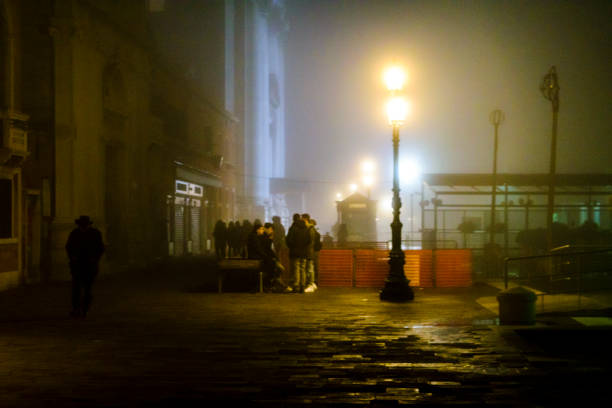 scena notturna di venezia - photography urban scene venice italy veneto foto e immagini stock