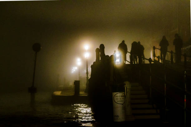 scena notturna di venezia - photography urban scene venice italy veneto foto e immagini stock