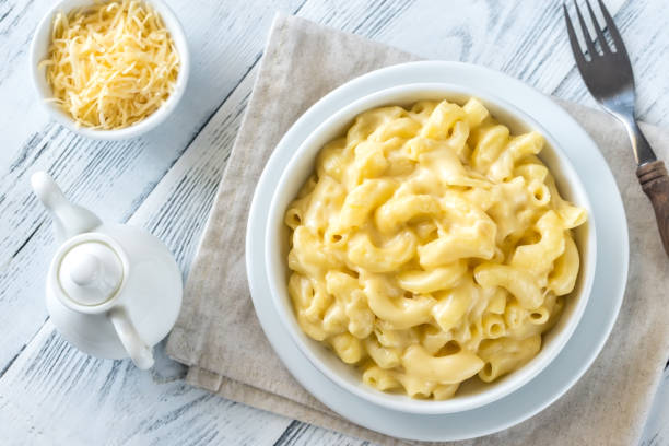 porzione di maccheroni e formaggio - food and drink cheese grated bowl foto e immagini stock