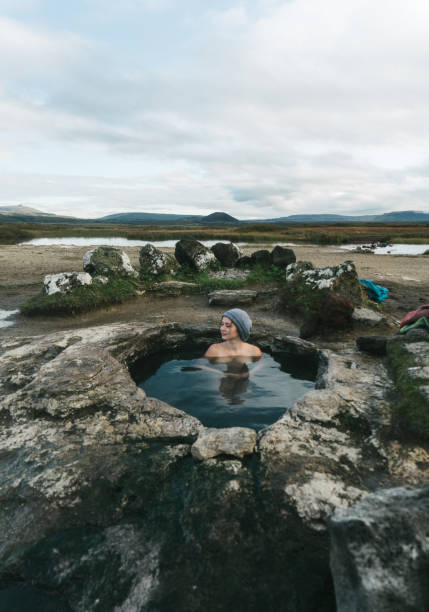 donna che nuota in piscina calda in islanda - iceland hot spring geothermal power station geyser foto e immagini stock