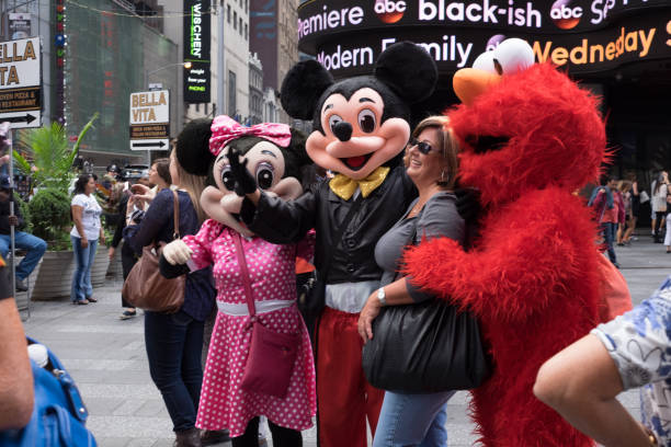 mickey, minnie y elmo en times square - elmo fotografías e imágenes de stock