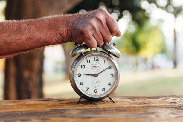 시계와 시 니 어 남자 - biological clock 뉴스 사진 이미지