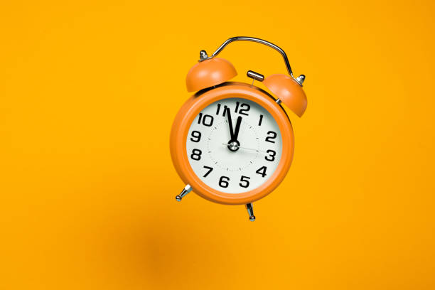 klasyczny zegar stacjonarny - clock time alarm clock orange zdjęcia i obrazy z banku zdjęć