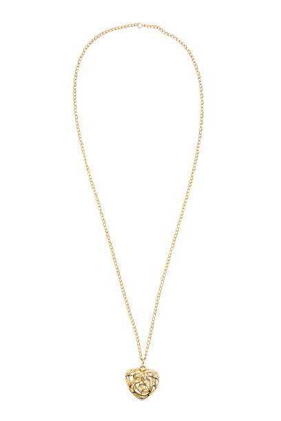 collana in oro a forma di cuore su sfondo bianco - gold necklace foto e immagini stock