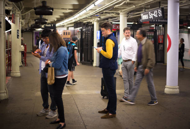 new york, ny : métro quai de la gare avec des passagers - subway station new york state new york city fluorescent light photos et images de collection