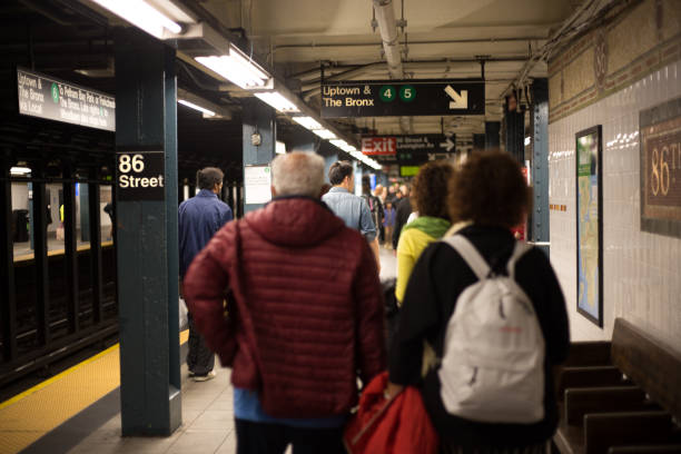 new york, ny : passagers quittant le métro station platform - subway station new york state new york city fluorescent light photos et images de collection