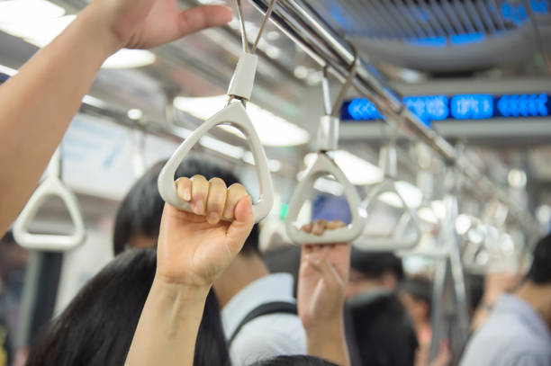 シンガポールの地下鉄の人々 - metropolitain ストックフォトと画像