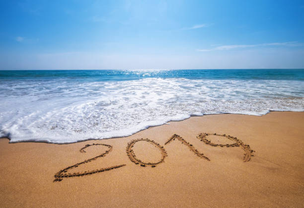 feliz año nuevo 2019 viene concepto océano tropical arena playa letras concepto de imagen y - 2019 fotografías e imágenes de stock