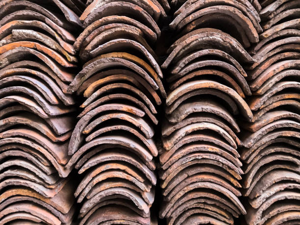 fundo de colunas de tijolos empilhados em uma pilha, para construção de telhado - roof tile nature stack pattern - fotografias e filmes do acervo