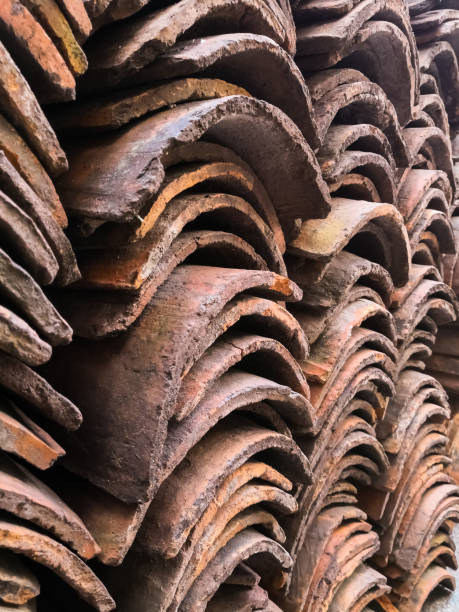 telhas de barro empilhados em uma pilha. para construção de telhado tradicional. - roof tile nature stack pattern - fotografias e filmes do acervo