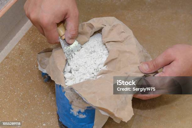 Photo libre de droit de Travailleur Prend Une Spatule Albâtre Dans Un Sac banque d'images et plus d'images libres de droit de Plâtre - Matériau de construction - Plâtre - Matériau de construction, Sac, Albâtre