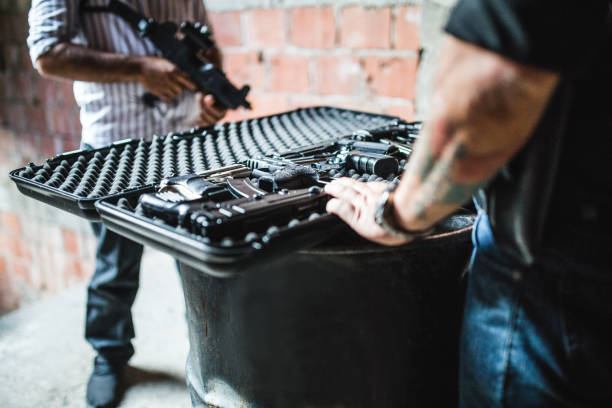 kauf einer waffe auf schwarzmarkt - black market stock-fotos und bilder