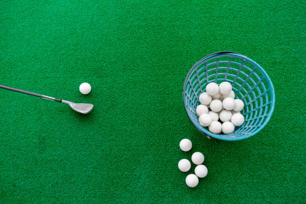 оборудование для гольфа на автоготове - golf driving range practicing bucket стоковые фото �и изображения