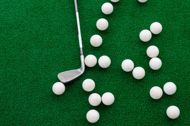 оборудование для гольфа на автоготове - golf driving range practicing bucket стоковые фото и изображения