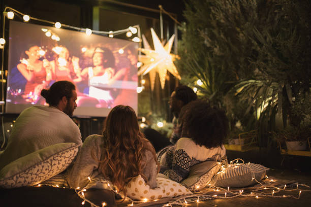 noche de película en el patio trasero - equipo de proyección fotografías e imágenes de stock