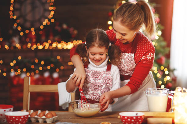 glückliche familie backen weihnachtsplätzchen - christmas desserts stock-fotos und bilder