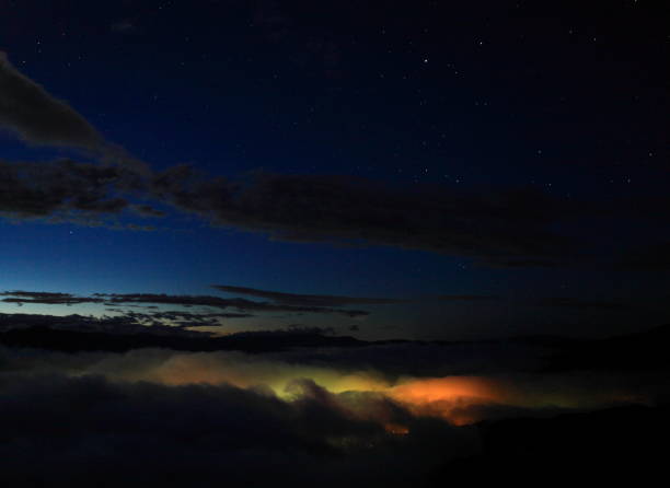 istock Mountain ranges and sea of ​​clouds 1055309638
