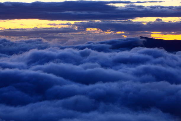 istock Mountain ranges and sea of ​​clouds 1055314406