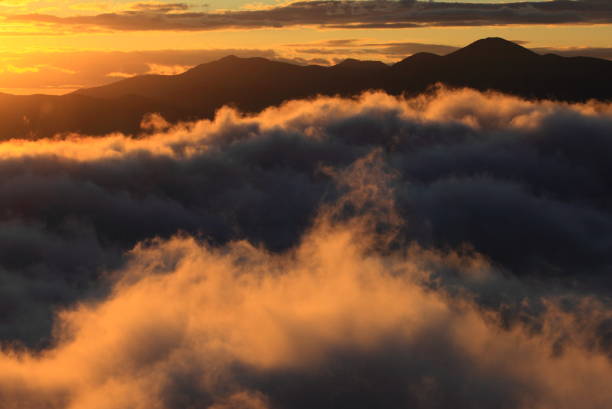 istock Mountain ranges and sea of ​​clouds 1055328758