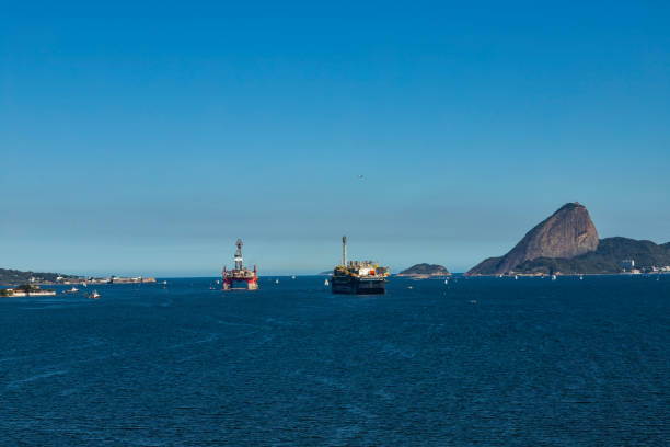 замечательный город, рио-де- нефтегазовый корабль. оффшорная нефтяная промышленность. копирование пространства для рекламы. - oil rig brazil oil industry petroleum стоковые фото и изображения