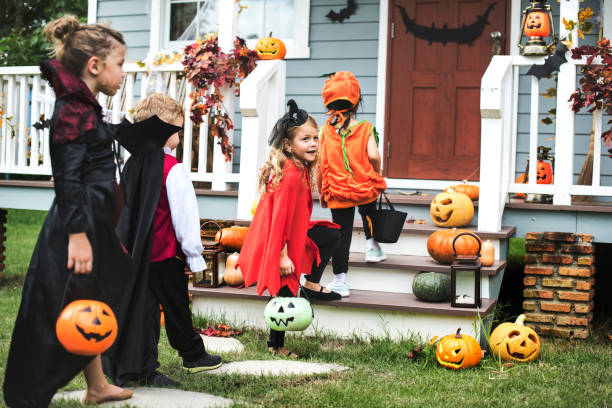 istock Little kids trick or treating 1055349596