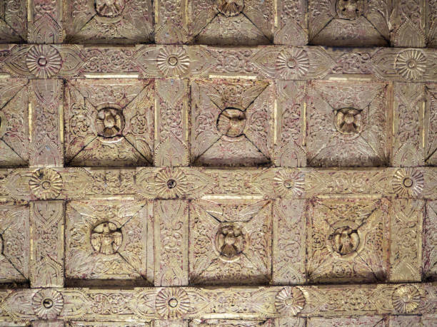 oro palacio monasterio shwanandaw knauang templo de bruma - shwenandaw fotografías e imágenes de stock