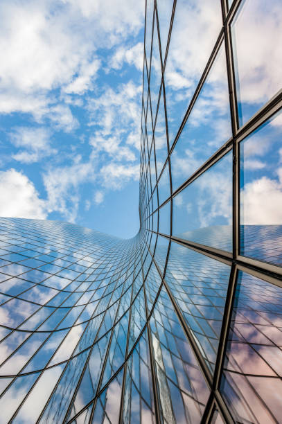 vidro curvo da construção e azul céu - photography urban scene vertical low angle view - fotografias e filmes do acervo