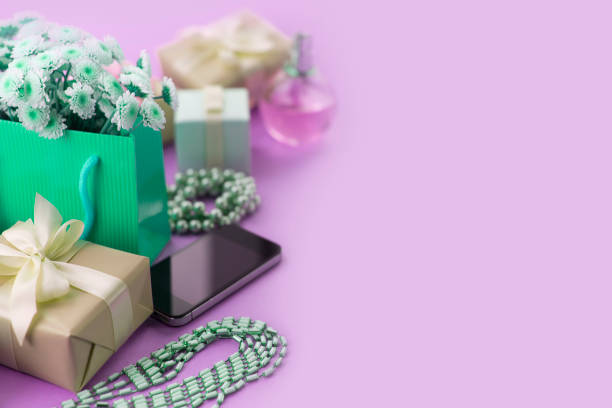 surrealismus-dekorative komposition-boxen mit geschenke blumen frauen schmuck shopping urlaub blauen hintergrund. - pink perfume bracelet necklace stock-fotos und bilder